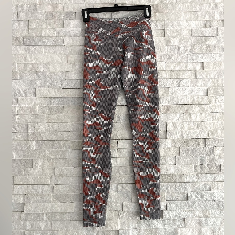 NWOT Aurum Leggings XS Yoga Pants Herringbone Grey White Orange Retails $150